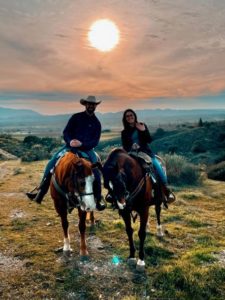 couple-horseback-riding-vino-vaqueros