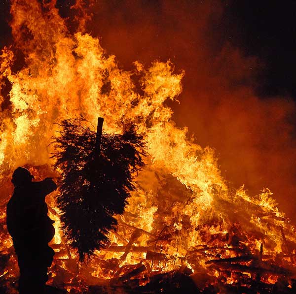 solvang-julefest-tree-burn